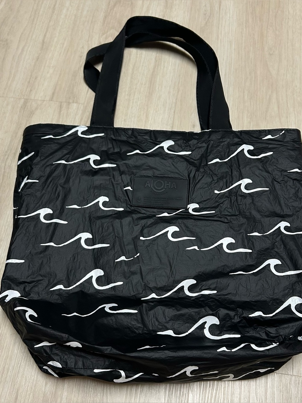 Aloha collection hawaii black white waves tote bag